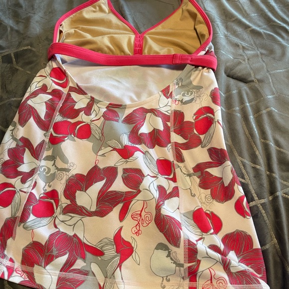 3 small size 6 Lululemon tanks! Great condition - Picture 4 of 6